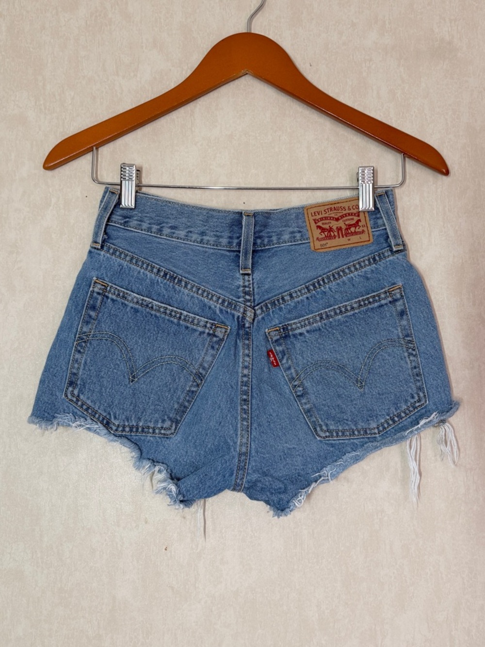 Levi’s Women’s 501 Original Fit High Rise Jean Short Distressed in Med Wash 24 - Picture 3 of 11